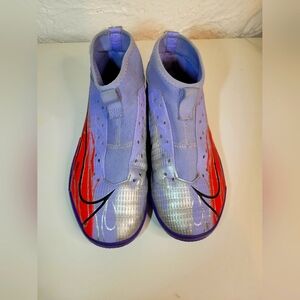Indoor soccer shoes